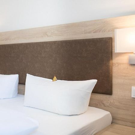 Hotel Pelikan בויירון מראה חיצוני תמונה